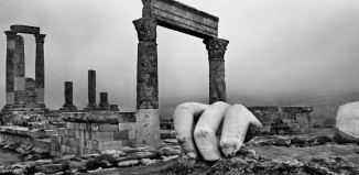 Josef Koudelka, Il tempio di Ercole ad Amman, Giordania, 2012 © Josef Koudelka, Magnum Photos,