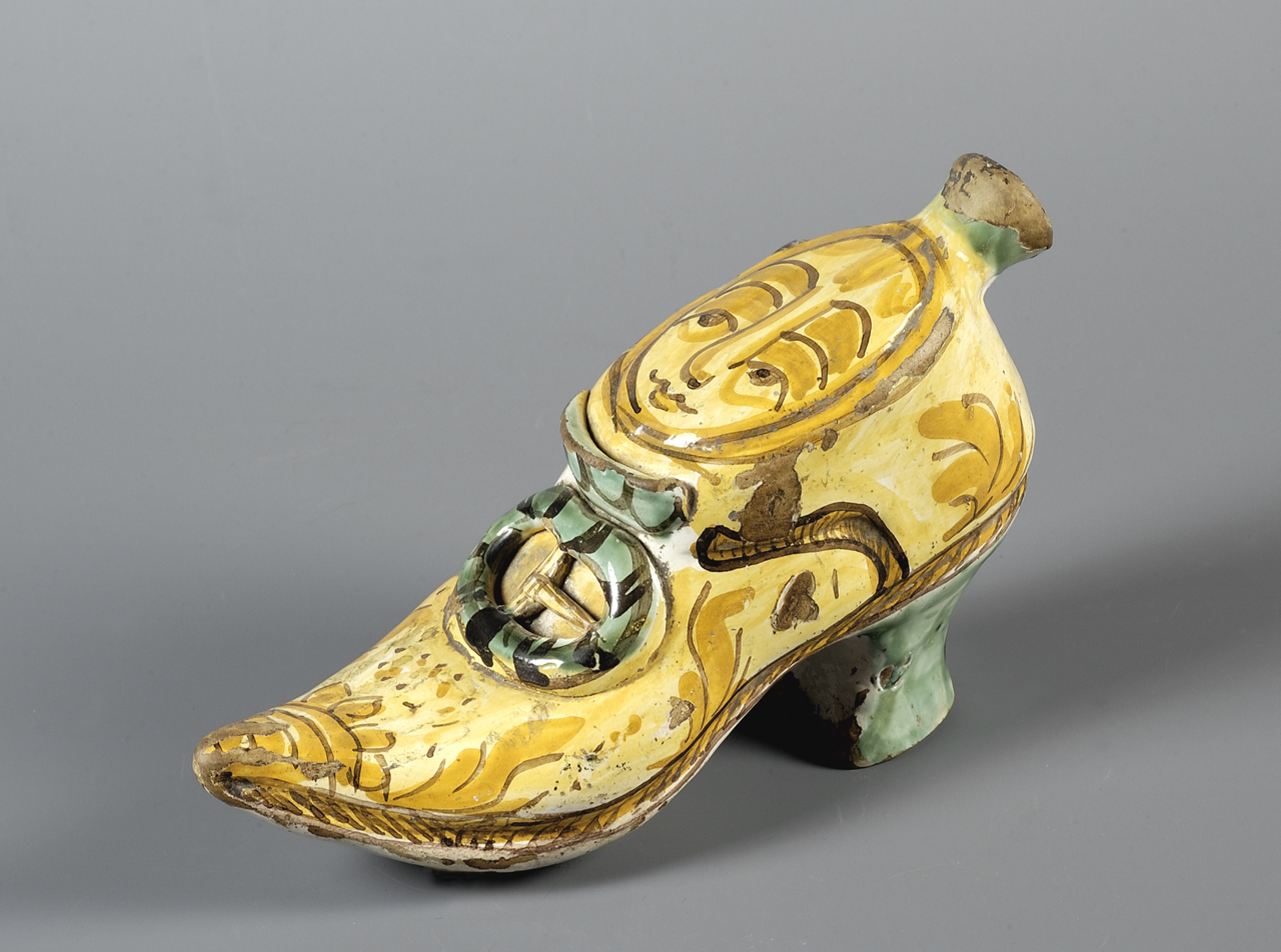  Ceramica popolare, Scaldamani a forma di scarpetta, 1680-1720, manifattura di Ariano Irpino, Campania (Museo di Palazzo