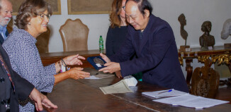Liu Youju e Cristina Acidini premiazione medaglia di michelangelo accademia di belle arti e del disegno di firenze